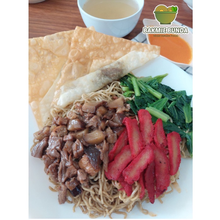 

Bakmie / kwetiau vegetarian dengan pangsit goreng
