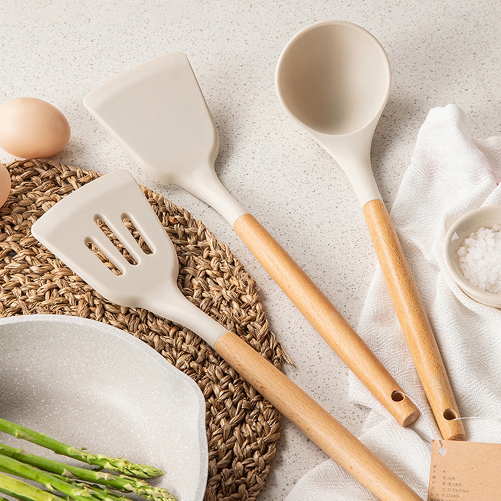 Spatula Silikon Gagang Kayu Tahan Panas Sutil Perlengkapan Masak Anti Lengket