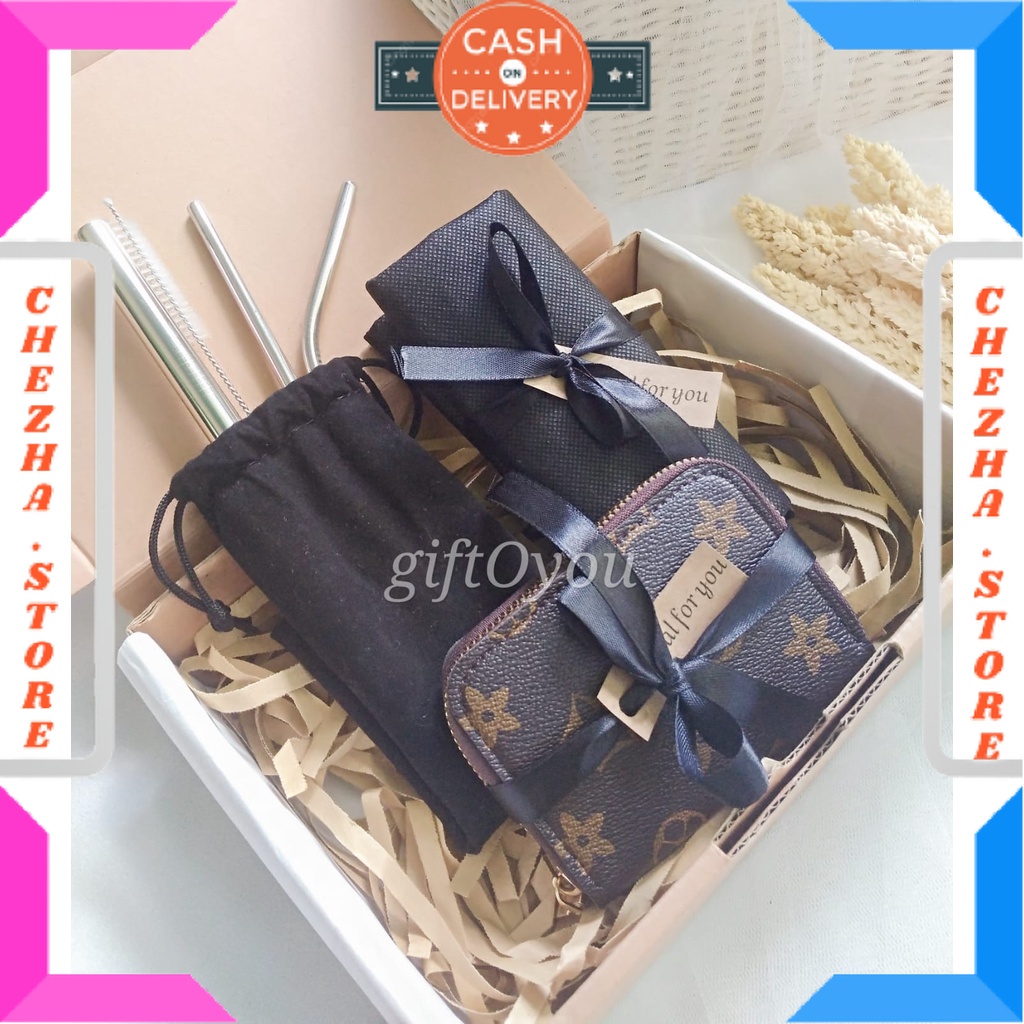 

BINGKISAN KADO ULTAH PASANGAN PACAR ISTRI MANTAN ISIAN MINI DAN BESAR / TEMA BLACK ROSE [BLACK SERIES] KADO ULANG TAHUN COWOK | HAMPERS COWOK | KADO COWOK CEWEK | KADO BLACK HITAM | GIFT BOX | KADO PACAR AYANG COWOK | BINGKISAN / BONUS GIFT CRAD UCAPAN
