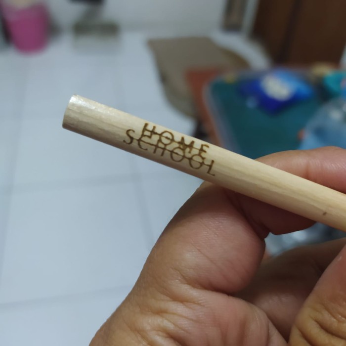 

Pensil Grafir Nama Kayu Segitiga Pernish Finishing Glossy 2B