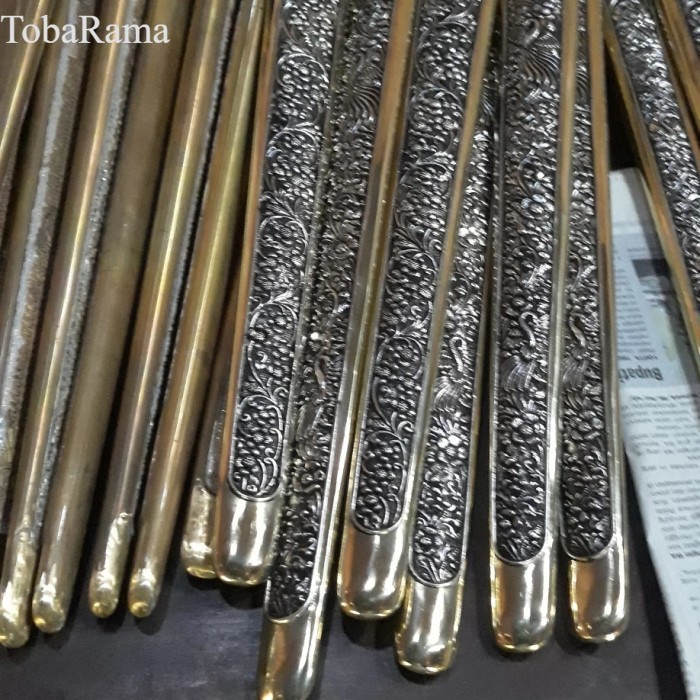 

satu paket pendok dan asesories keris antik