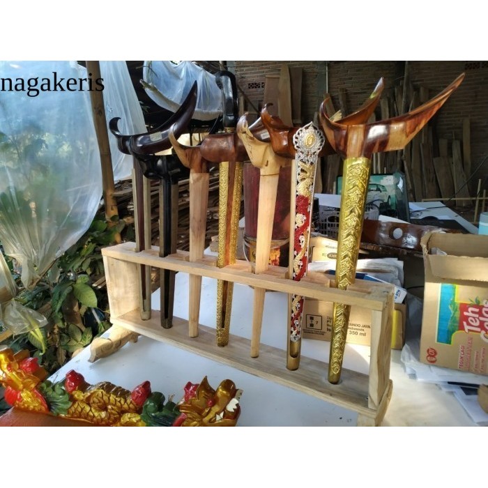 

Jagrak keris minimalis garapan alus bahan full jati Isi 5 75 terlaris