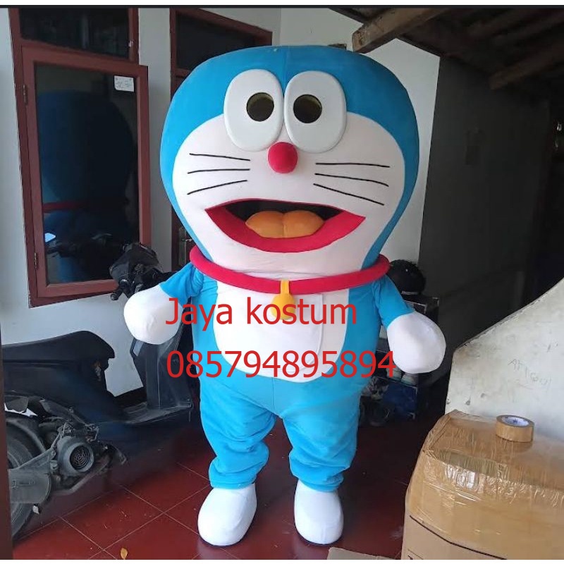 badut doraemon besar