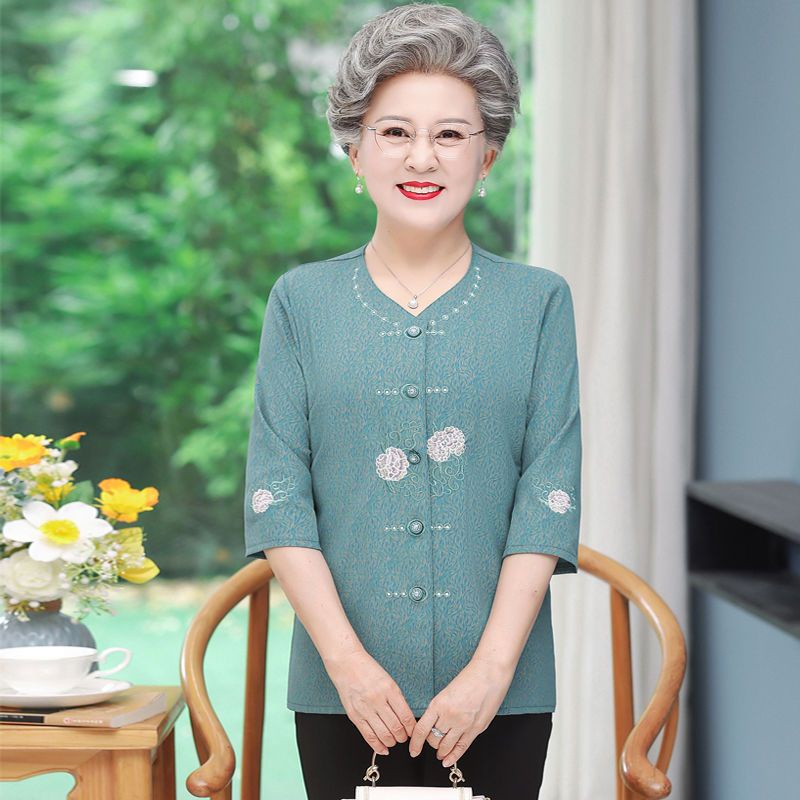 Nenek Mengenakan Kemeja Musim Panas Dengan Kemeja Musim Panas Yang Lebih Tua, Blus Wanita Yang Lebih