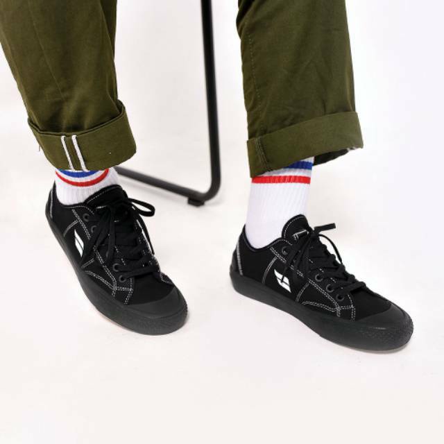 Sepatu Kets Pria FULL BLACK Vulcanized Shoes Klasik Sneaker Pria - RMLO