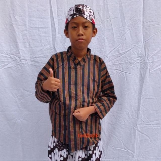 Baju Surjan Lurik Anak Laki-Laki Dan Blangkon Adat Jogja