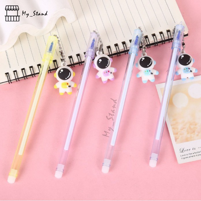 

Jade_s Pena Gantungan Astronot Pen Bolpen Pulpen Bolpoin Karakter planet kapal roket bulan Outer space Galaxy Astronout Luar angkasa
