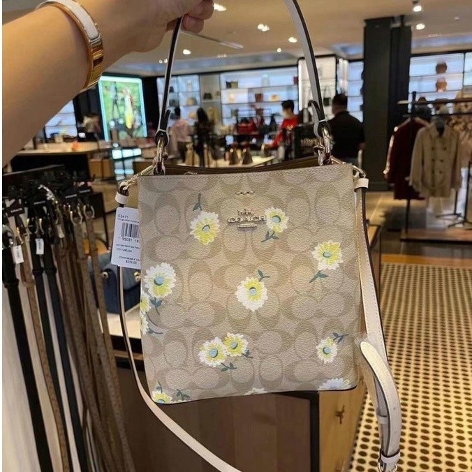 COACH SMALL TOWN BUCKET BAG IN SIGNATURE CANVAS WITH DAISY PRINT