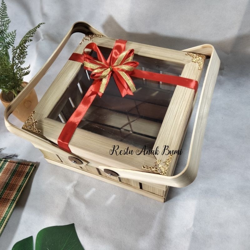 

Besek keranjang premium transparan 25cm wadah multifungsi pita merah dobel emas dan ukiran emas box mika | box hantaran bambu | tempat wajik kemasan | hampers makanan | seserahan unik | hampers bambu | wadah kue kering | wadah buah | wadah seserahan
