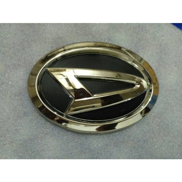 Emblem Logo Daihatsu Grill Depan All New Xenia 2012-2014 Ori