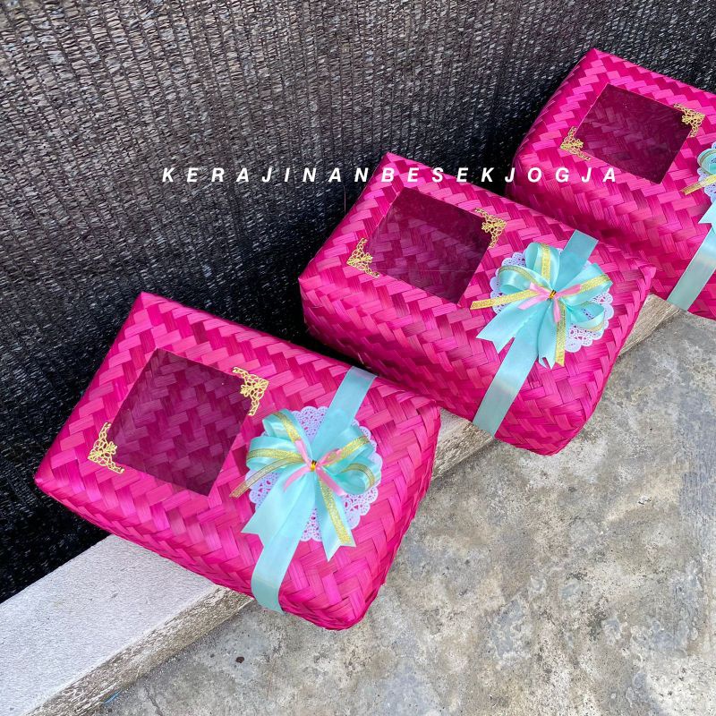 

GROSIR BISA COD SEPASANG BESEK 20X30 WARNA MIKA PITA ORNAMEN / besek panjang besek jogja besek nasi besek makanan