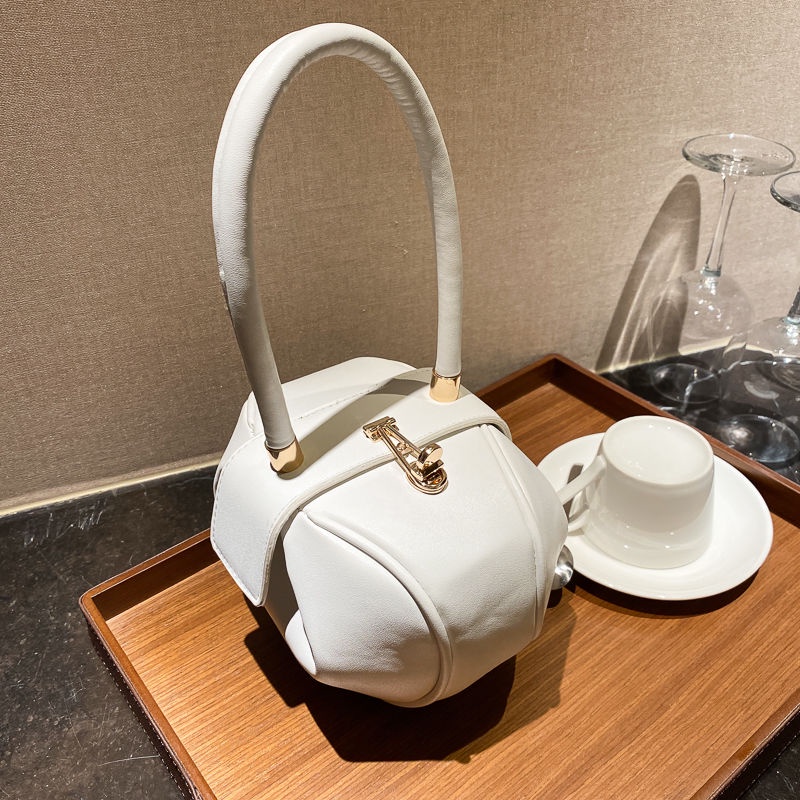 Large capacity bag for women