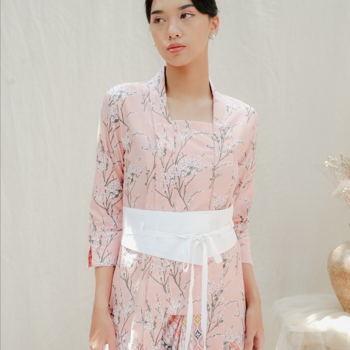 

PROMO ~ Kebaya Kutubaru Clarris Lengan 7/8 Meradelima Katun Jepang Peach - L
