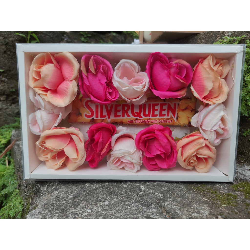 

HADIAH HAMPERS BOX HARI KASIH SAYANG COKLAT VALENTINE MAWAR ARTIFISIAL FREE UCAPAN SIAP KIRIM KADO VALENTINE COKLAT MAWAR SILVERQUEEN 58GR EXP AMAN