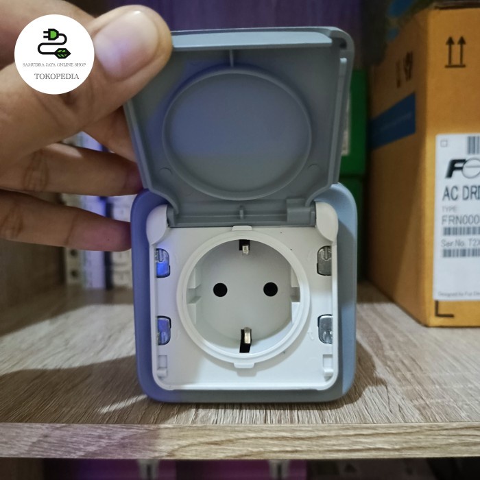 stop kontak waterproof legrand plexo IP 55