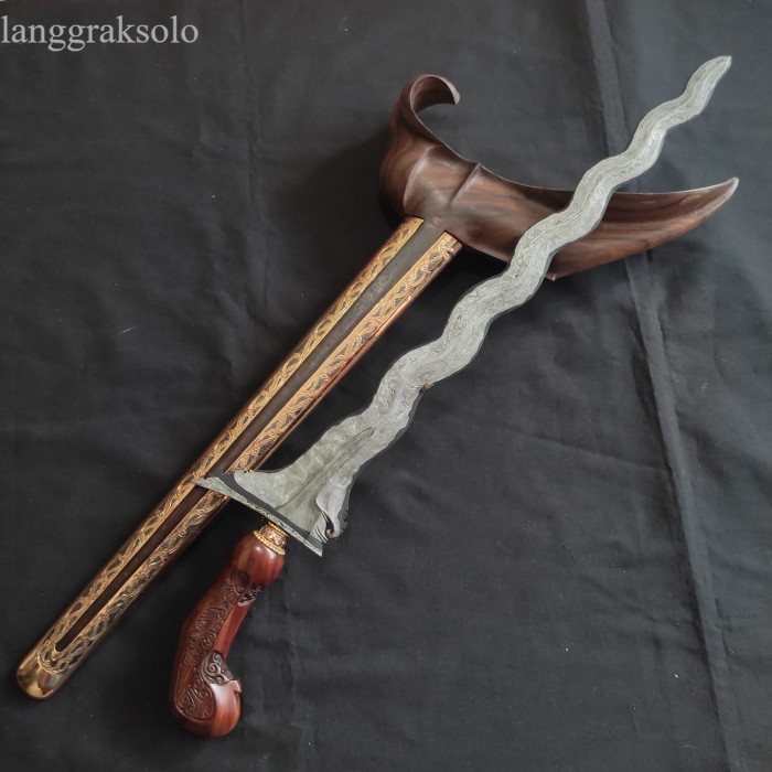 

Keris Parungsari Luk 13 Pamor Pedaringan Kebak Tangguh Mataram antik