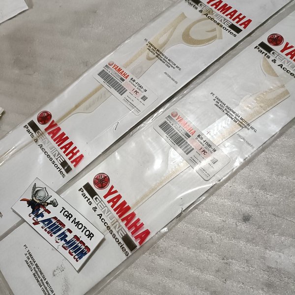striping sticker stiker polet cover spakbor slebor fender depan kiri kanan ori original yamaha bj8 f