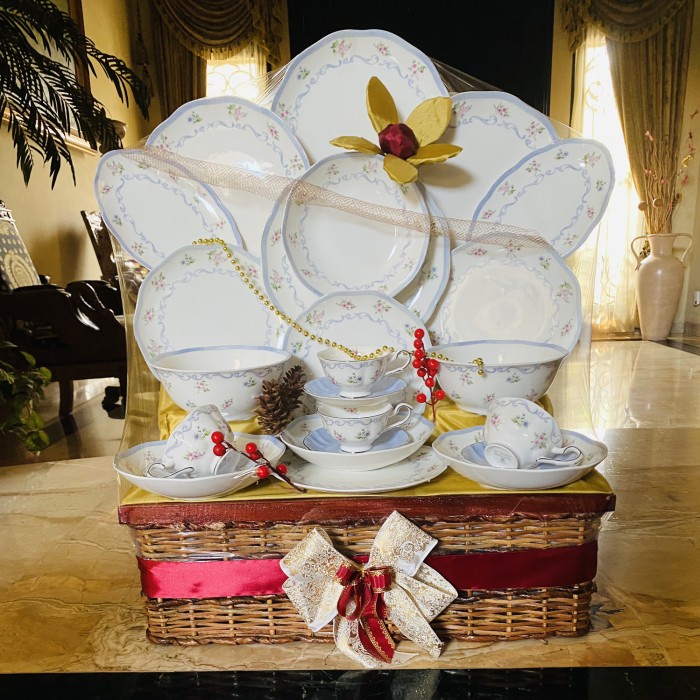 

Hampers Parcel Dinner Set Saint James Linen Flower 24 Pcs Mewah Cantik