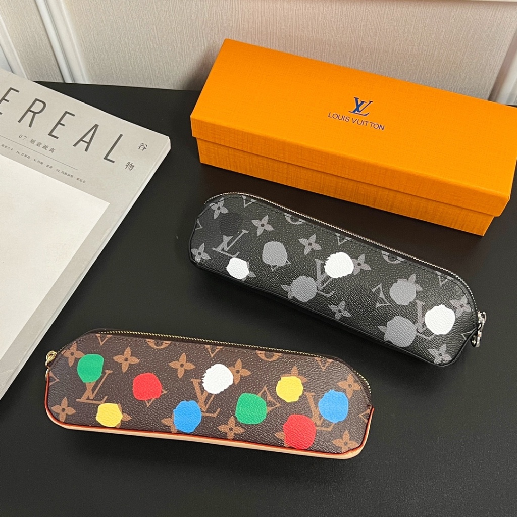 

(Original) 2023 New Louis Vuitton LV pencil case,Decoration elegant appearance,Nice office supplies. Monogram canvas, vibrant color palette to add glamour to the desktop size 22x 6x 6cm,have box