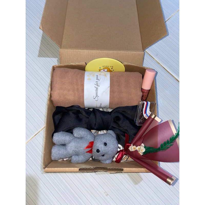 

READY !! Hampers cewe cocok untuk di giftkan atau hadiahkan ke orang yang terkasih