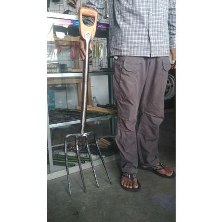 LEO_TERLARIS Garpu Injak Cap Gunung Persatuan Alat Kebun Garpu Gali Tanah Batu dan