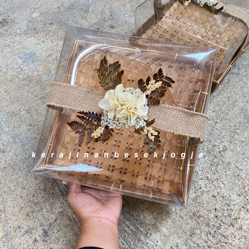 

GROSIR BISA COD PIRING KOTAK BAMBU TUTUP MIKA RUSTIC/HANTARAN PERNIKAHAN/ besek mika/besek hias/besek Jogja/piring kotak/piring mika/piring anyaman