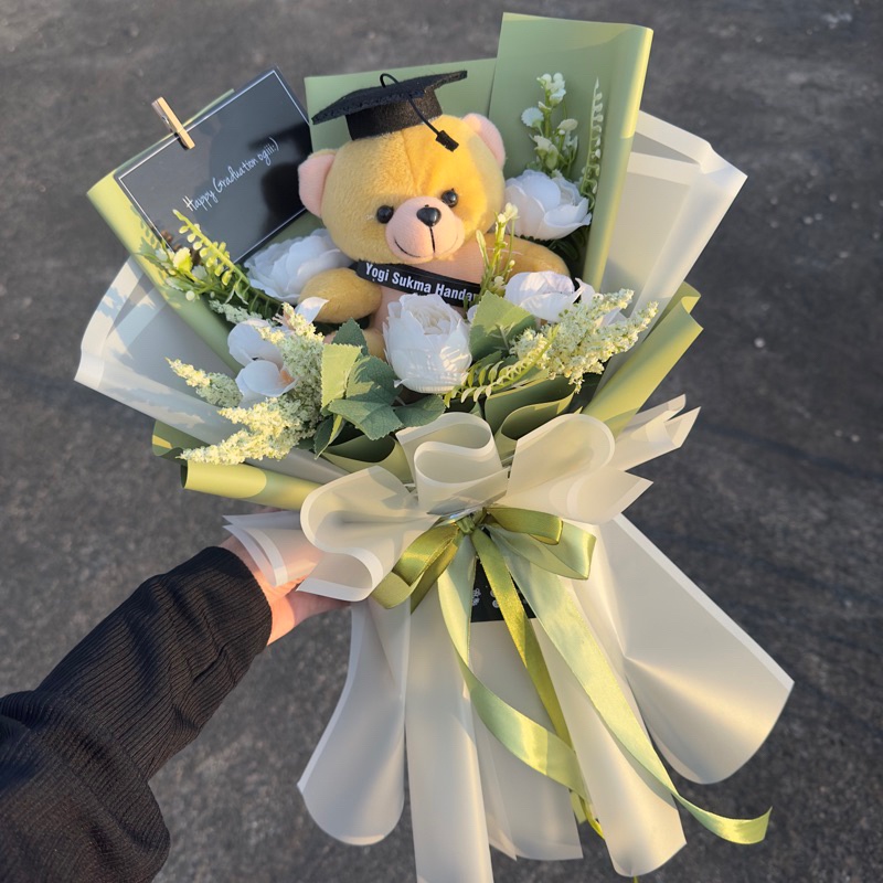 

BUKET BONEKA WISUDA / BUKET WISUDA / BUCKET BUNGA PALSU ELLSOUVENIR