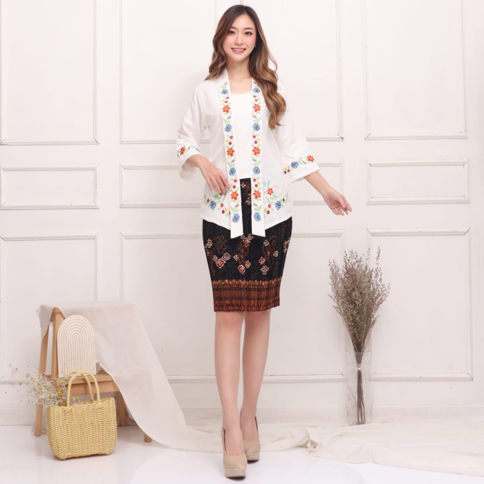 

Kebaya Encim Modern Kutu Baru Motif Bunga Bordir Asli Amanda - Putih, XL