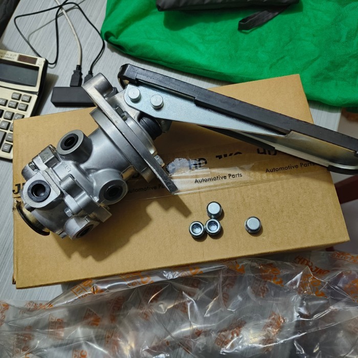 PEDAL REM FUSO BRAKE VALVE MITSUBISHI FUSO berkualitas