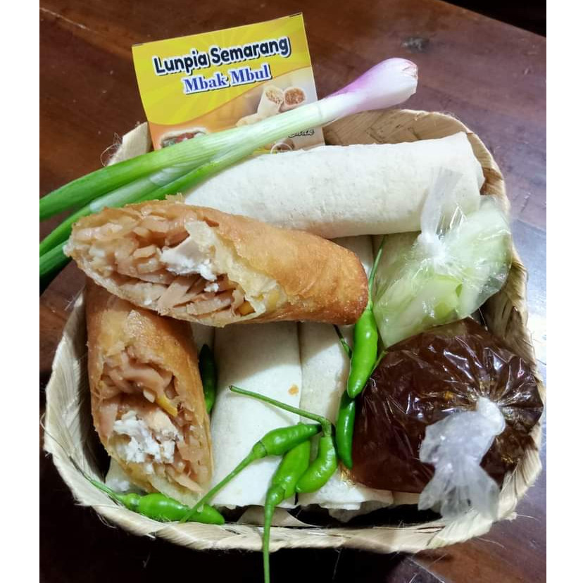 

Lumpia Semarang Premium isi 10 dikemas dengan besek dan saus, acar, daun bawang, dan cabe hijau segar