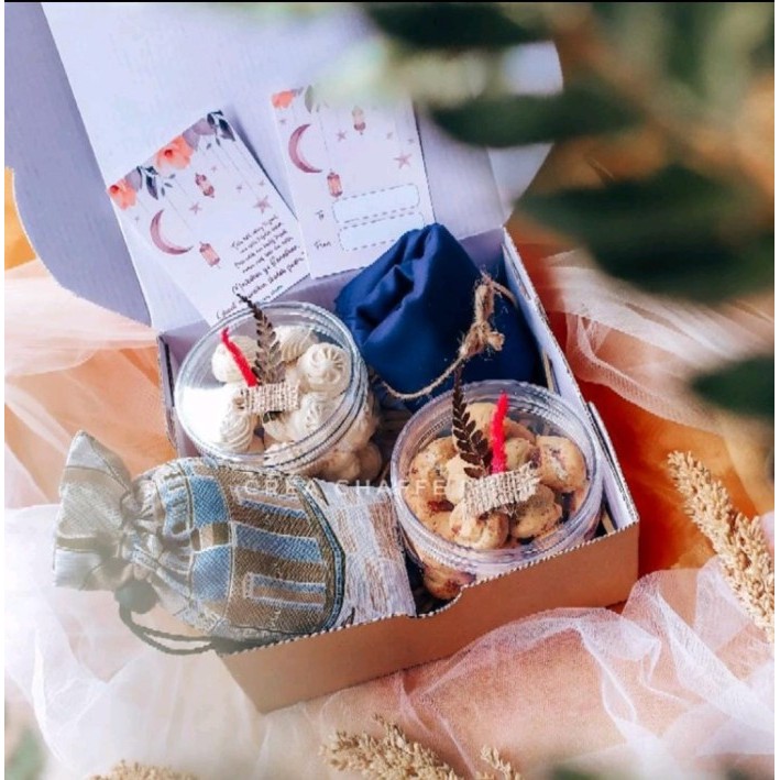 

Parsel Ramadan sajadah traveling hijab peci kue hamper idul fitri - Hampers Hawa