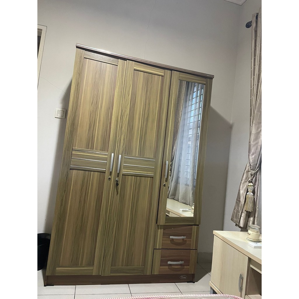 Lemari Pakaian 3 Pintu Minimalis Kaca Laci Second