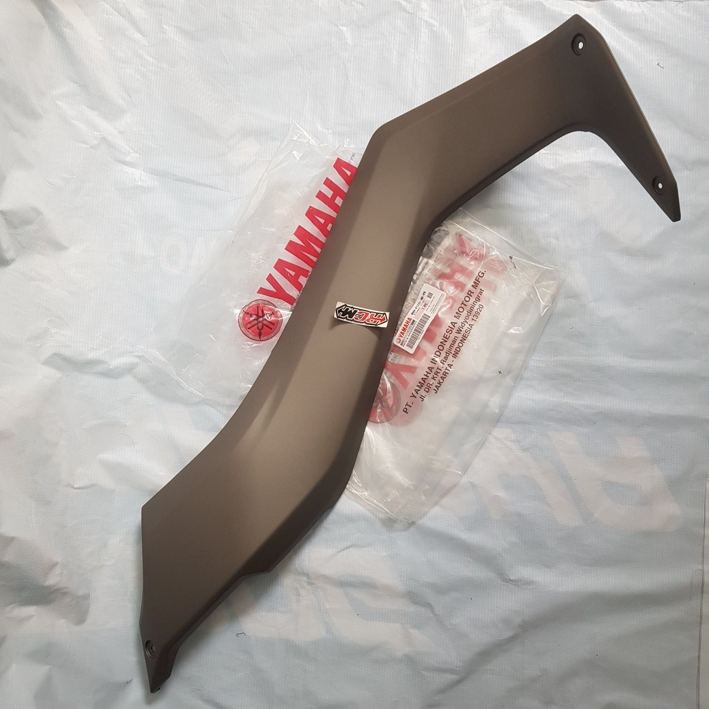 B6H-F1731-00-P0 COVER BODY BODI SIDE 3 TENGAH KIRI NEW NMAX N-MAX N MAX WARNA ABU-ABU GREY DOF DOFE 