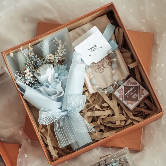 

[New]Promo Mong&Co x stellar/coronae - Sweetheart Gift Set Jewelry Flower Hampers - Baby Blue, 289k / kurang