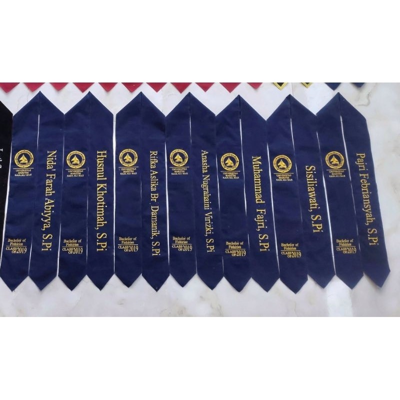 1 HARI JADI Selempang Wisuda 2 LAPIS BORDIR KOMPUTER Selempang Wisuda Kalung Selempang Murah Selempa