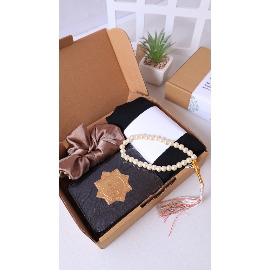 

Hampers Lebaran IDUL FITRI Hampers Box Cewek Cowok Paket Hemat Sajadah - Hitam