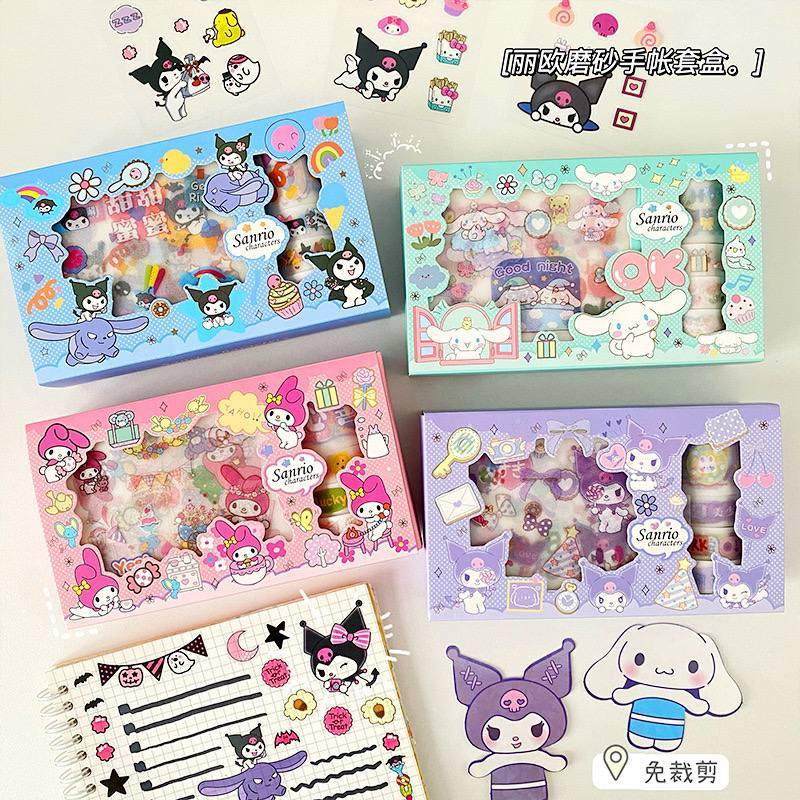 

GIFT BOX SANRIO LUCU/ STICKER JURNAL DEKORASI SET DENGAN ISOLASI SERI KUROMI MELODY CINNAMON/ BOX SANRIO/ BOK KUROMI.
