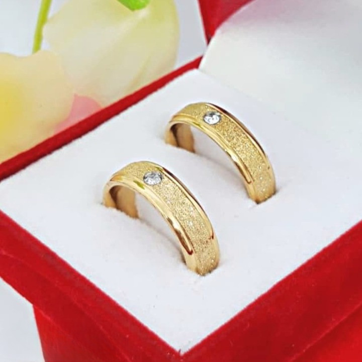 Cincin Titanium Pria Wanita Gold Permata / Cincin Couple Titanium Gold Pasir