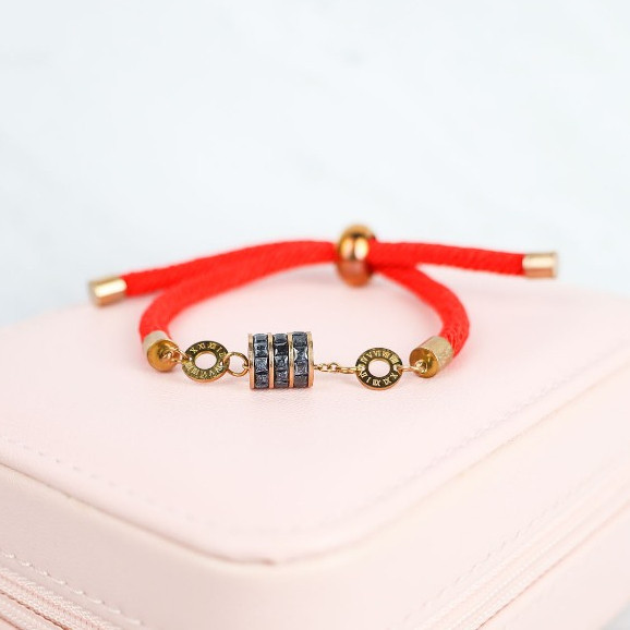 Gelang Serut Model Tali Merah Liontin Tabung Hitam Zircon Angka Romawi Titanium Import Anti Hitam Ha