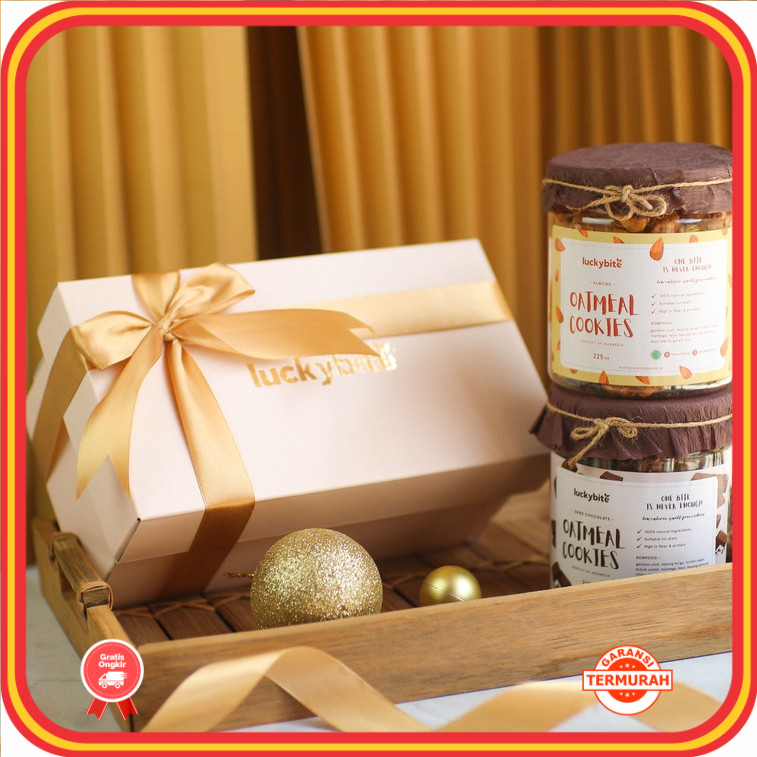 

Kado Valentine Romantis Unik Lucu Kreatif Besar / Hampers / Gift Box / Kado - Semi Hardbox - Oatmeal Cookies 2 Jar + FREE Greeting Card + Pita + Bubble Wrap | LUCKYBITE