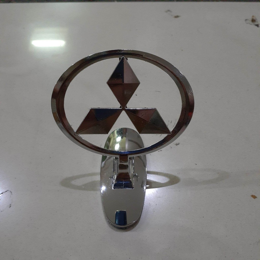 Emblem Logo Berdiri Mobil Mitsubishi