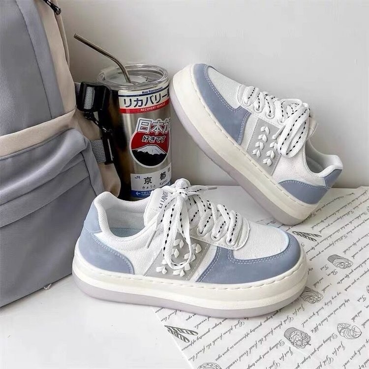 Sepatu olahraga wanita sneaker lari luar ruangan bertali nyaman bernafas ringan