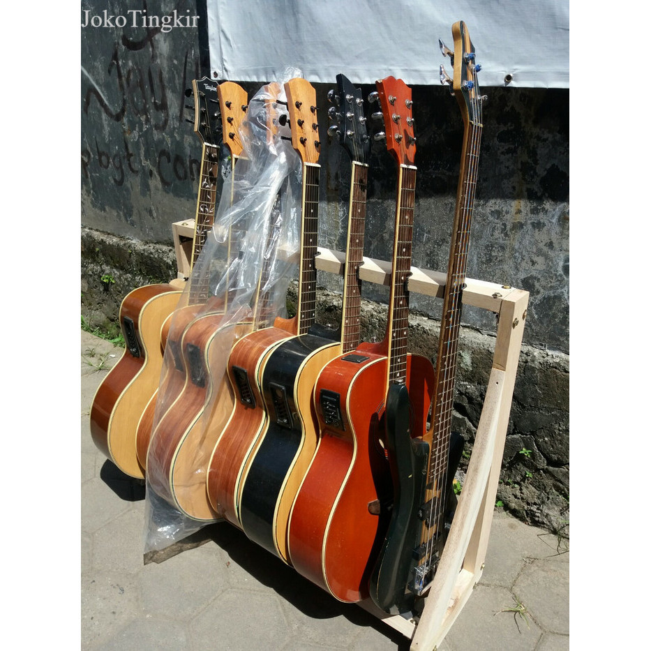 

Rak Gitar Kayu Isi 7 Gitar murah