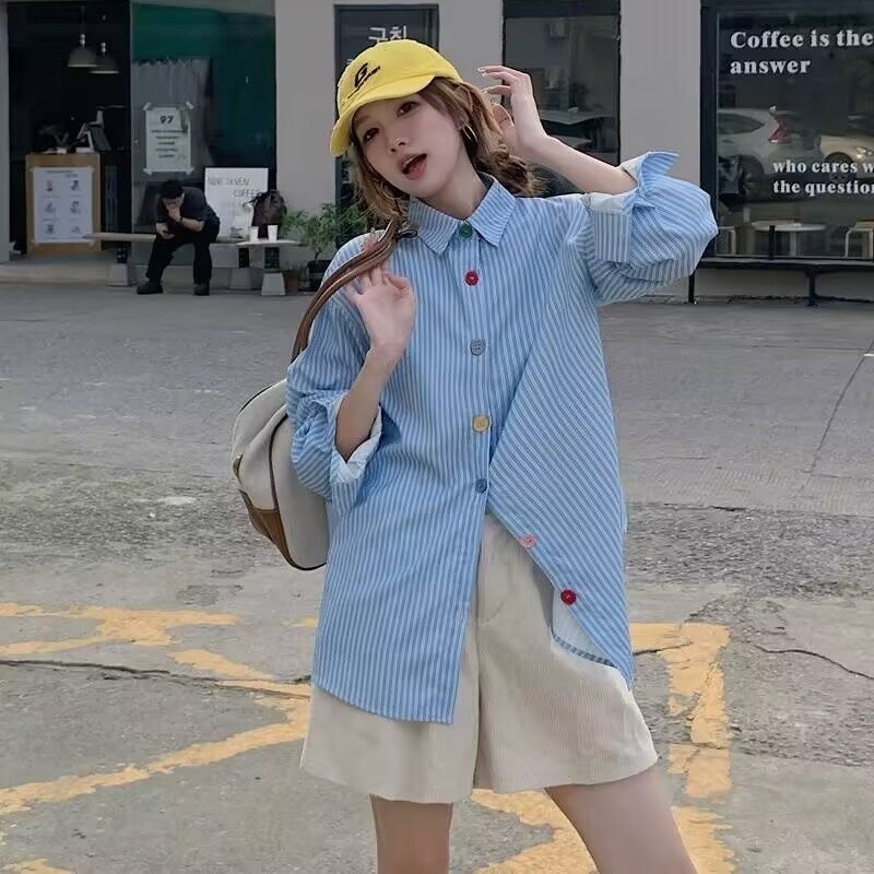Kemeja lengan panjang bergaris biru gaya Korea, kemeja wanita berkancing warna-warni lengan panjang