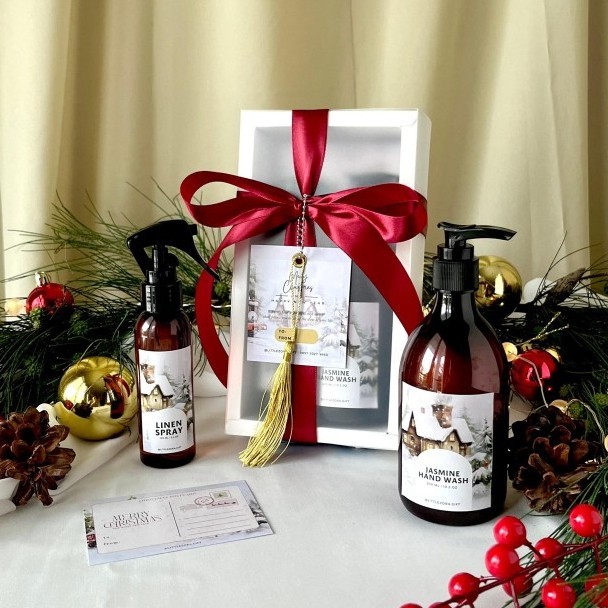 

Littlezora - Hampers Hand Wash Linen Spray | Giftset Hampers Christmas | Giftset Hampers Lebaran | Giftset Hampers Imlek | Kado Natal Hadiah Lebaran Eid Mubarak Chinese New Year - Christmas