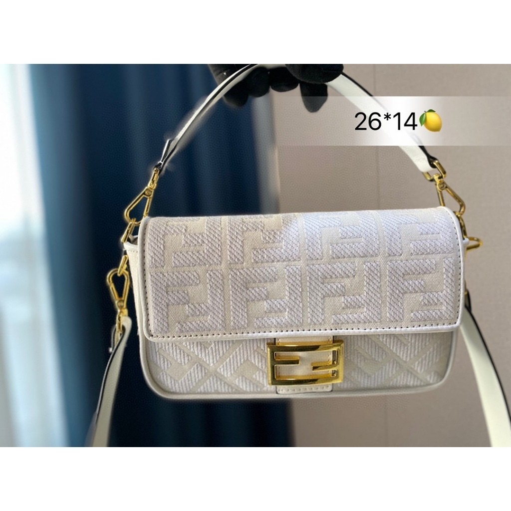 Tas bahu jinjing Fendi baguette