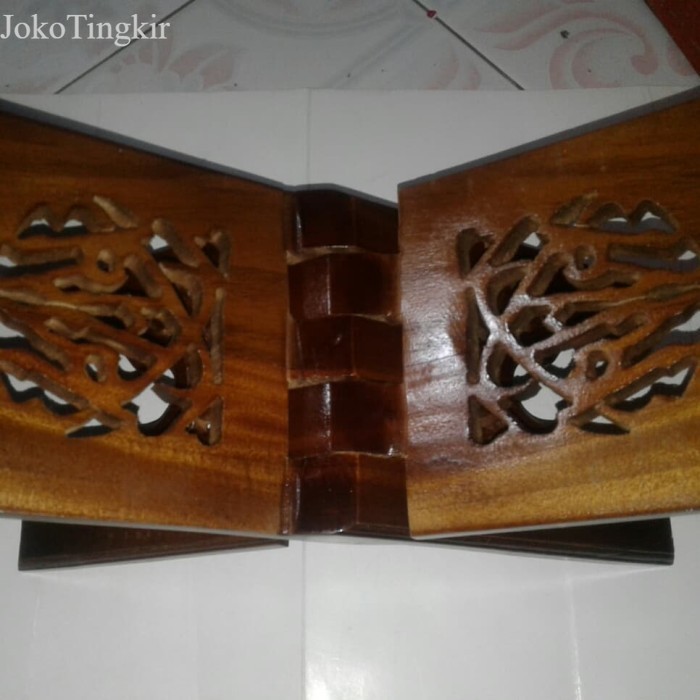 

Rekal kayu tatakan Al Quran motif ukir kaligrafi ukuran Jumbo murah