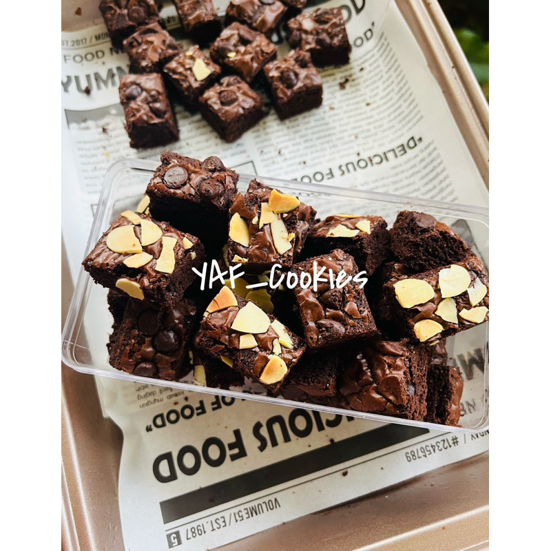 

Fudgy Brownies Bites Original/topping almond, chocochip, keju/ IEd Mubarak