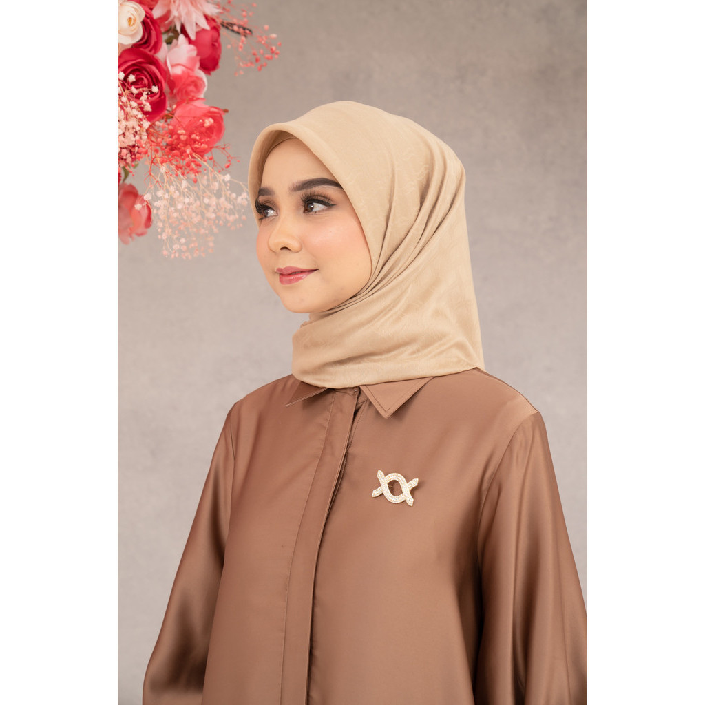 YB23RE Klamby - Plain Scarf Monogram Chain
