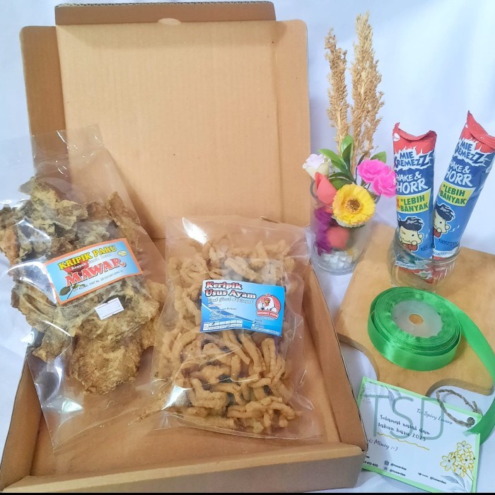 

Paket Hampers Gift Serba Keripik Makanan Snack Box